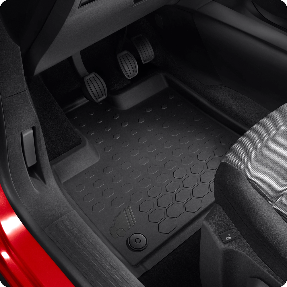Vista detalhada do interior de uma Citroën Berlingo Van, mostrando tapetes de proteção e acessórios práticos para o habitáculo.
