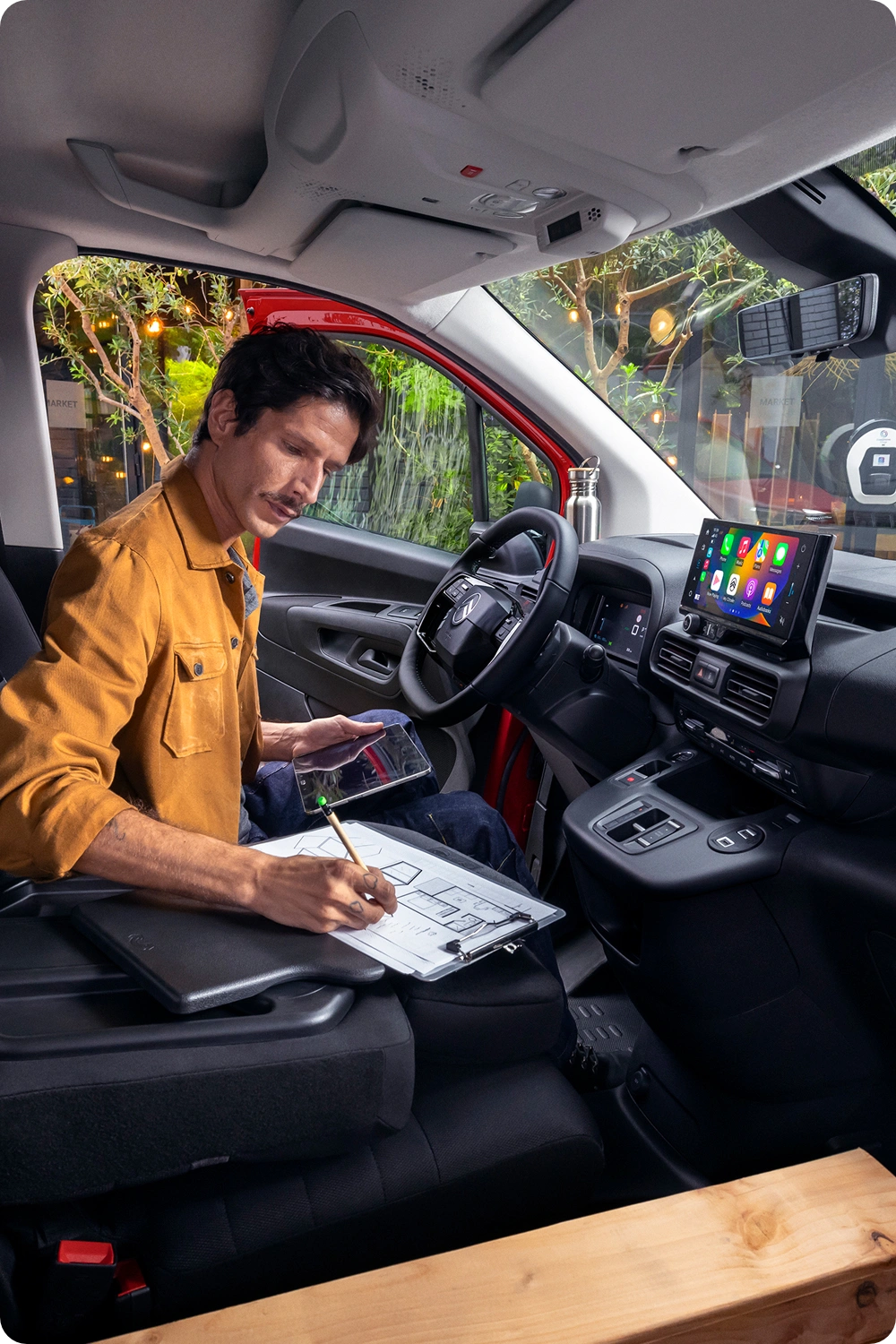 Vista interior de um Citroën Berlingo Van, que demonstra a versatilidade da disposição do habitáculo, o conforto, a conectividade e a facilidade de utilização no dia-a-dia.