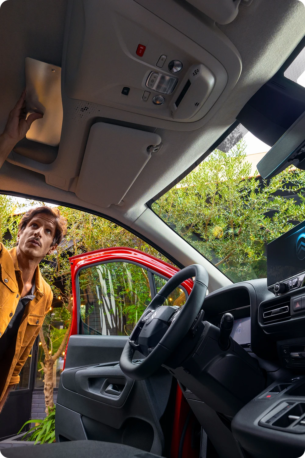 Vista interior do habitáculo de um Citroën Berlingo Van, que destaca tecnologias inteligentes, conectividade e um design centrado no conforto e na segurança.