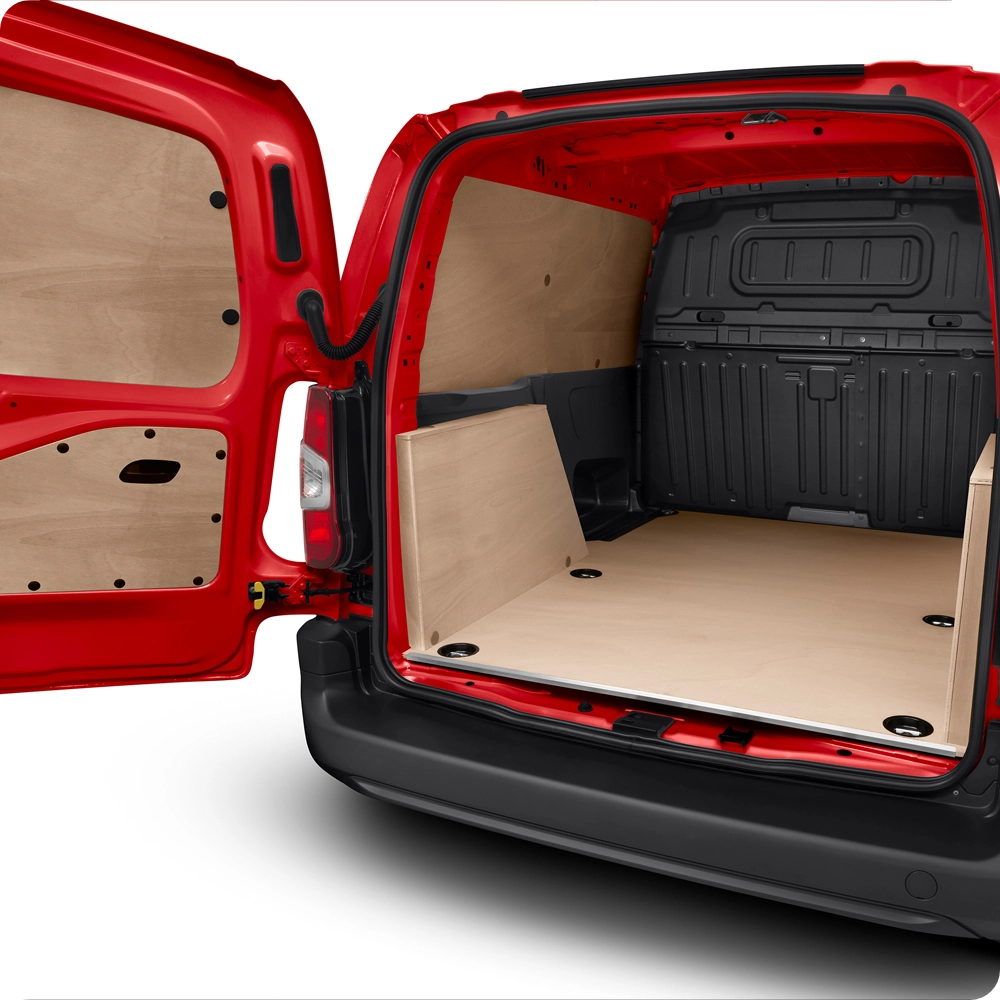 Vista traseira de três quartos da área de carga de uma Citroën Berlingo Van, mostrando o kit de proteção da carga e o seu design prático e resistente.