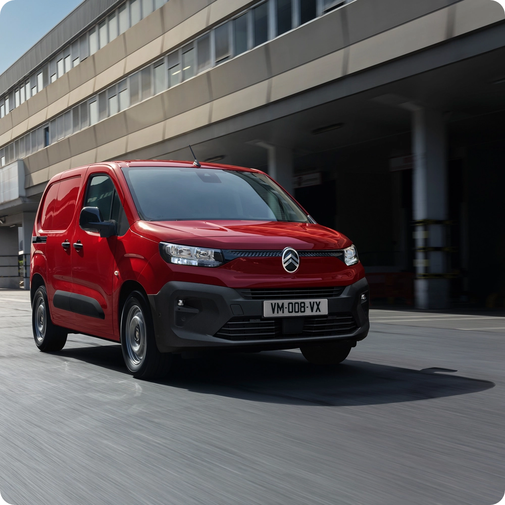 Vista frontal de três quartos de um Citroën Berlingo Van, revelando um design moderno, conforto de condução e uma presença imponente.