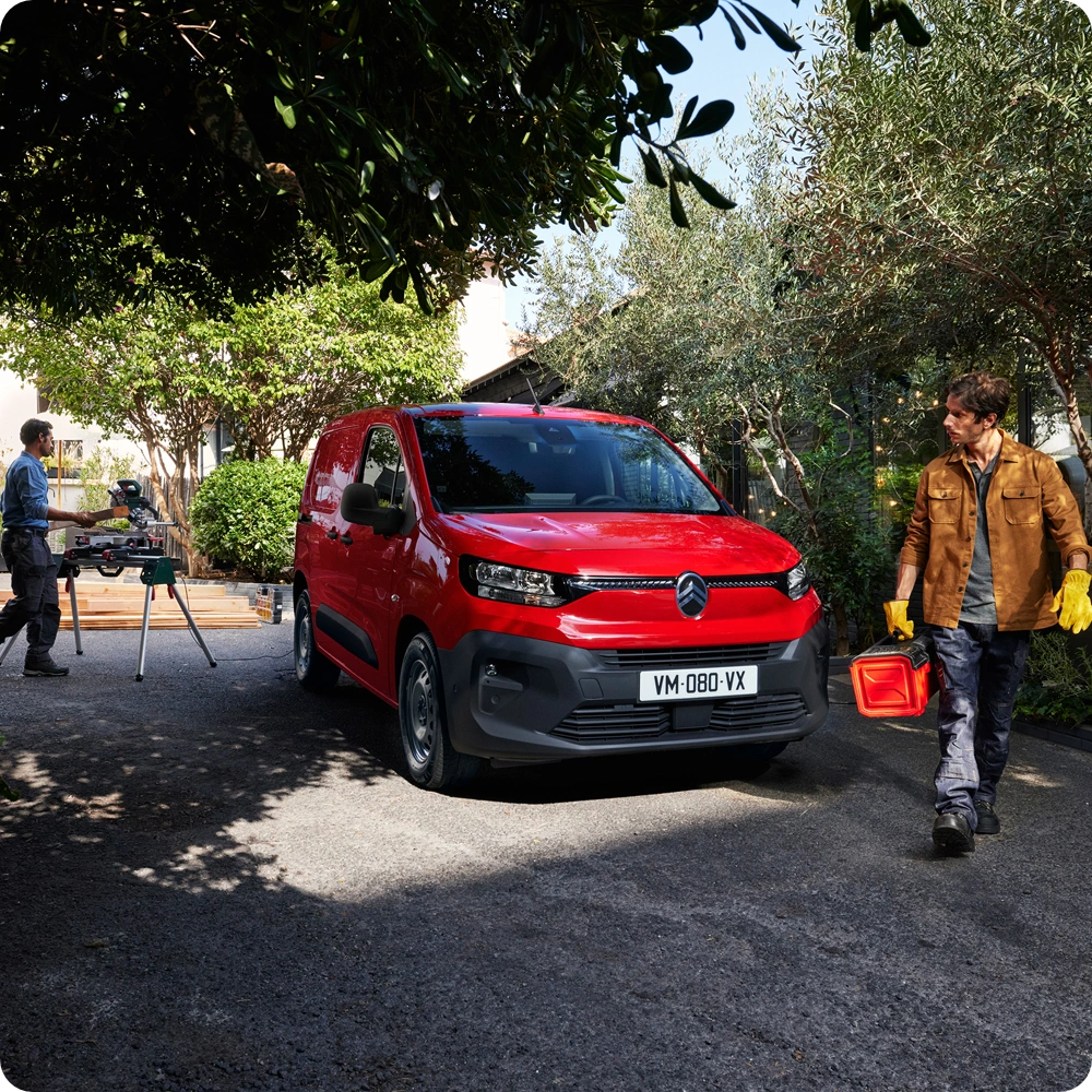 Vista frontal de três quartos de um Citroën Berlingo Van num ambiente de trabalho, revelando versatilidade, praticabilidade e um design pronto para o mundo empresarial.