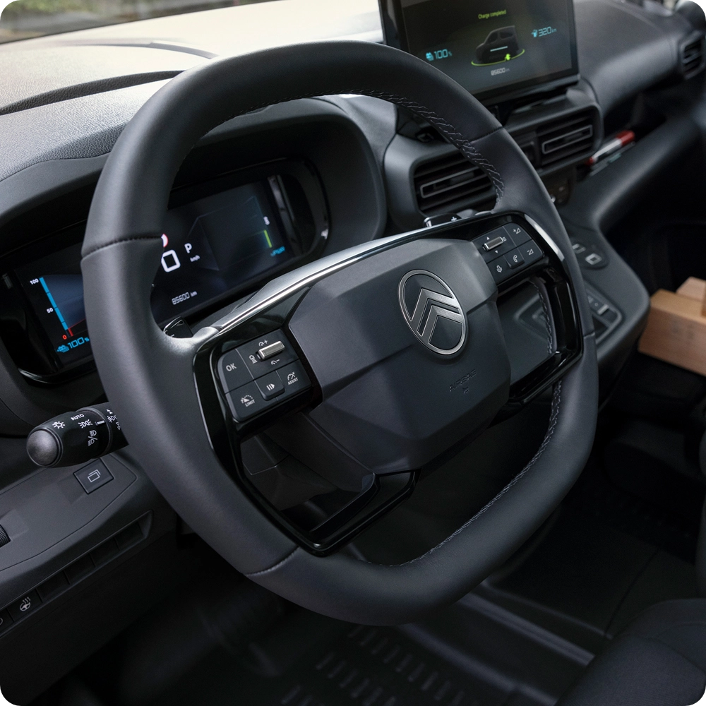 Vista do interior do habitáculo de um Citroën Berlingo Van, revelando um espaço otimizado, arrumação inteligente e funcionalidades conectadas.