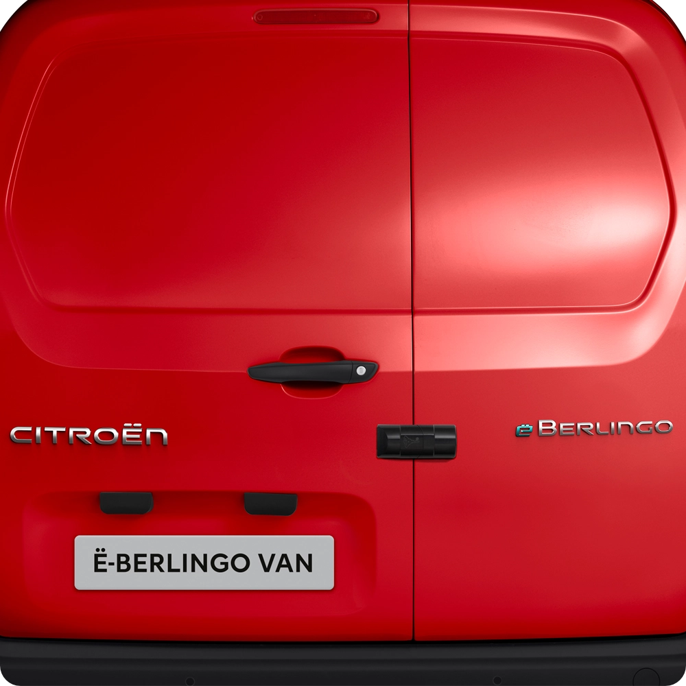 Vista detalhada da porta traseira de uma Citroën Berlingo Van, mostrando a fechadura reforçada e a segurança melhorada do veículo.