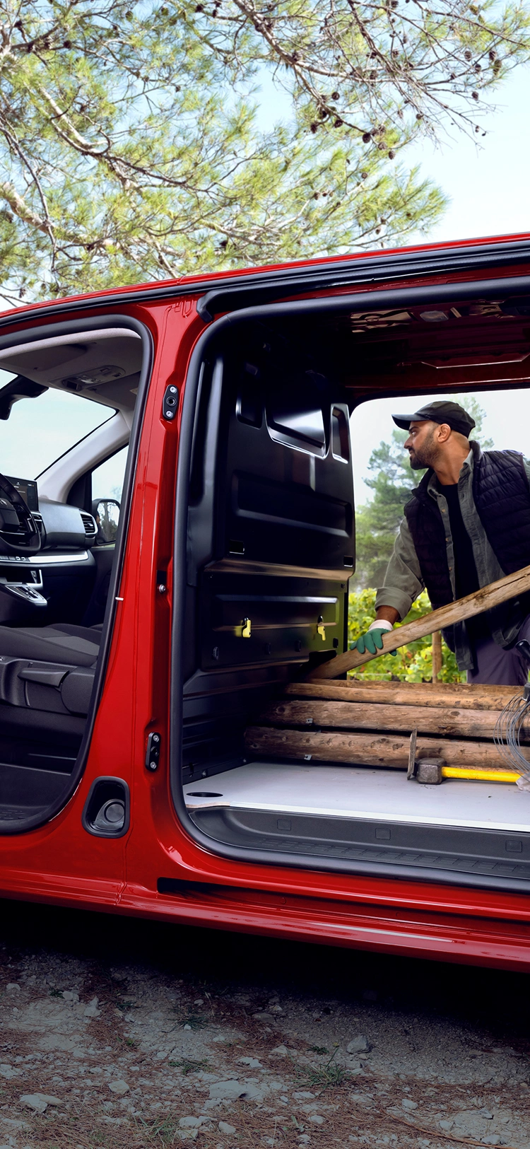 Vista lateral com porta aberta Furgão elétrico Citroën ë-Jumpy com acesso de baixa altura para profissionais, alternativa inteligente de veículo elétrico