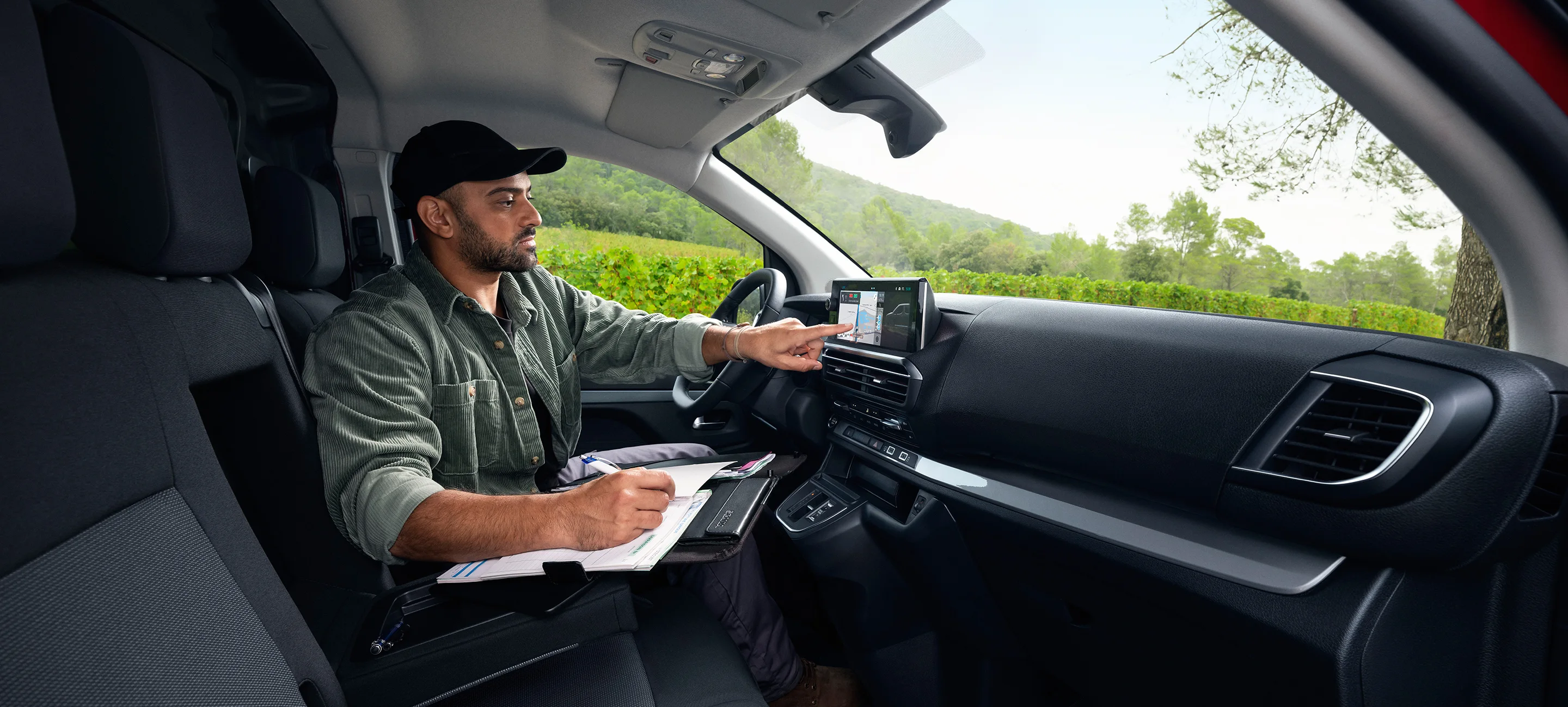 Vista do painel de instrumentos da carrinha elétrica Citroën ë-Jumpy Ecrãs digitais de 10" para condução conectada, alternativa inteligente de veículo elétrico