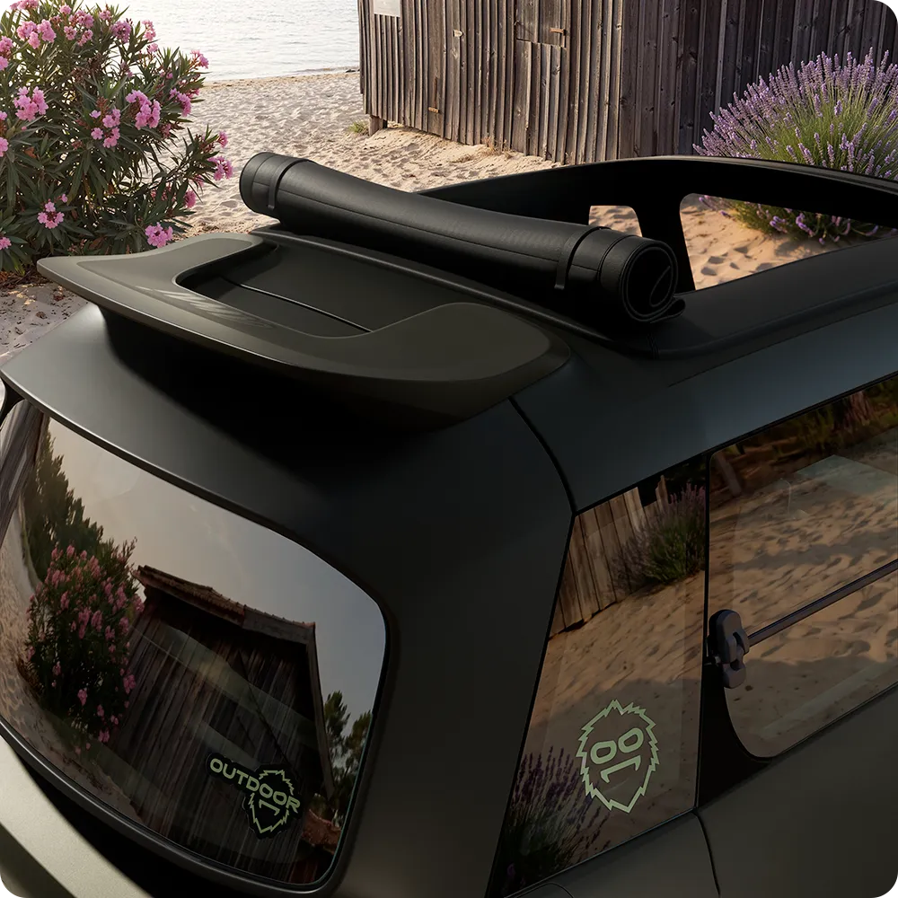 Vista traseira superior do Citroën ami Outdoor com teto preto abrível, que mostra um automóvel urbano elétrico para mobilidade ao ar livre