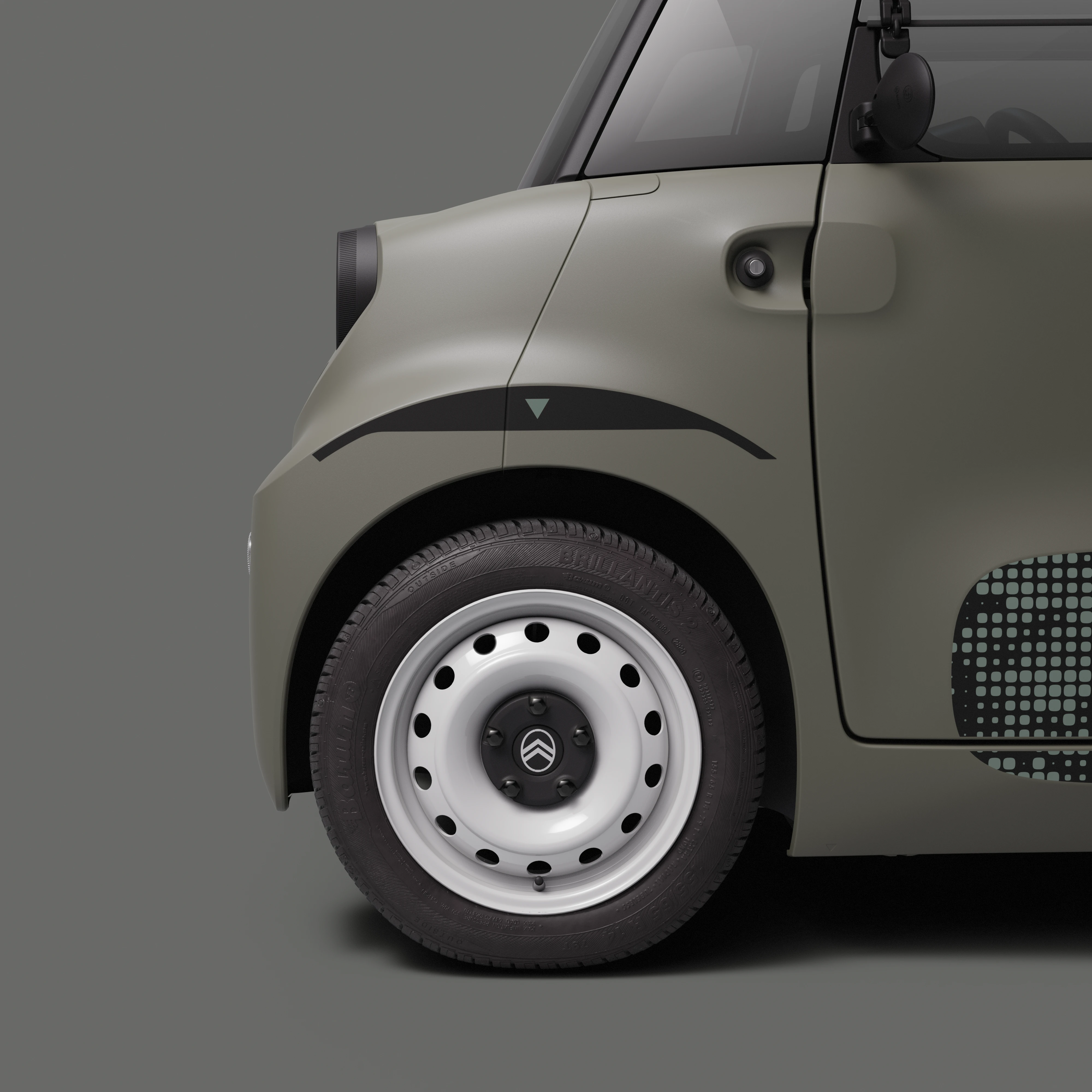 Vista em grande plano das rodas: as jantes de aço brancas do Citroën ami Outdoor apresentam um automóvel urbano elétrico compacto para a mobilidade diária