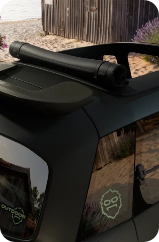 Vista traseira superior do Citroën ami Outdoor com teto rebatível, que apresenta um automóvel urbano elétrico para mobilidade ao ar livre