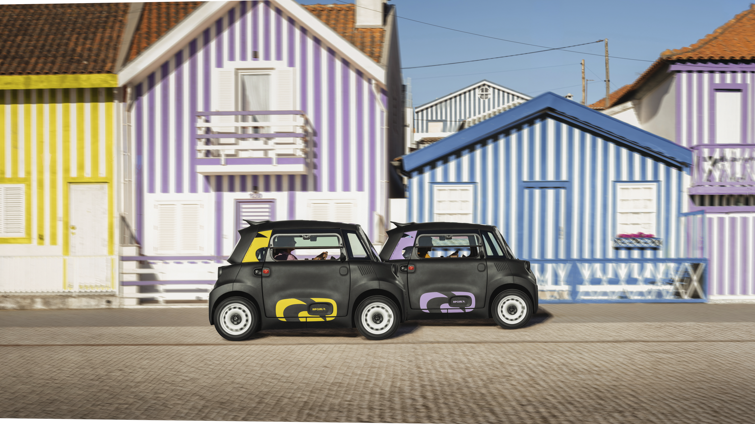 Vista lateral lado a lado na rua do Citroën Ami x Rip Curl elétrico , estilo duplo Citroën Ami para carro elétrico urbano