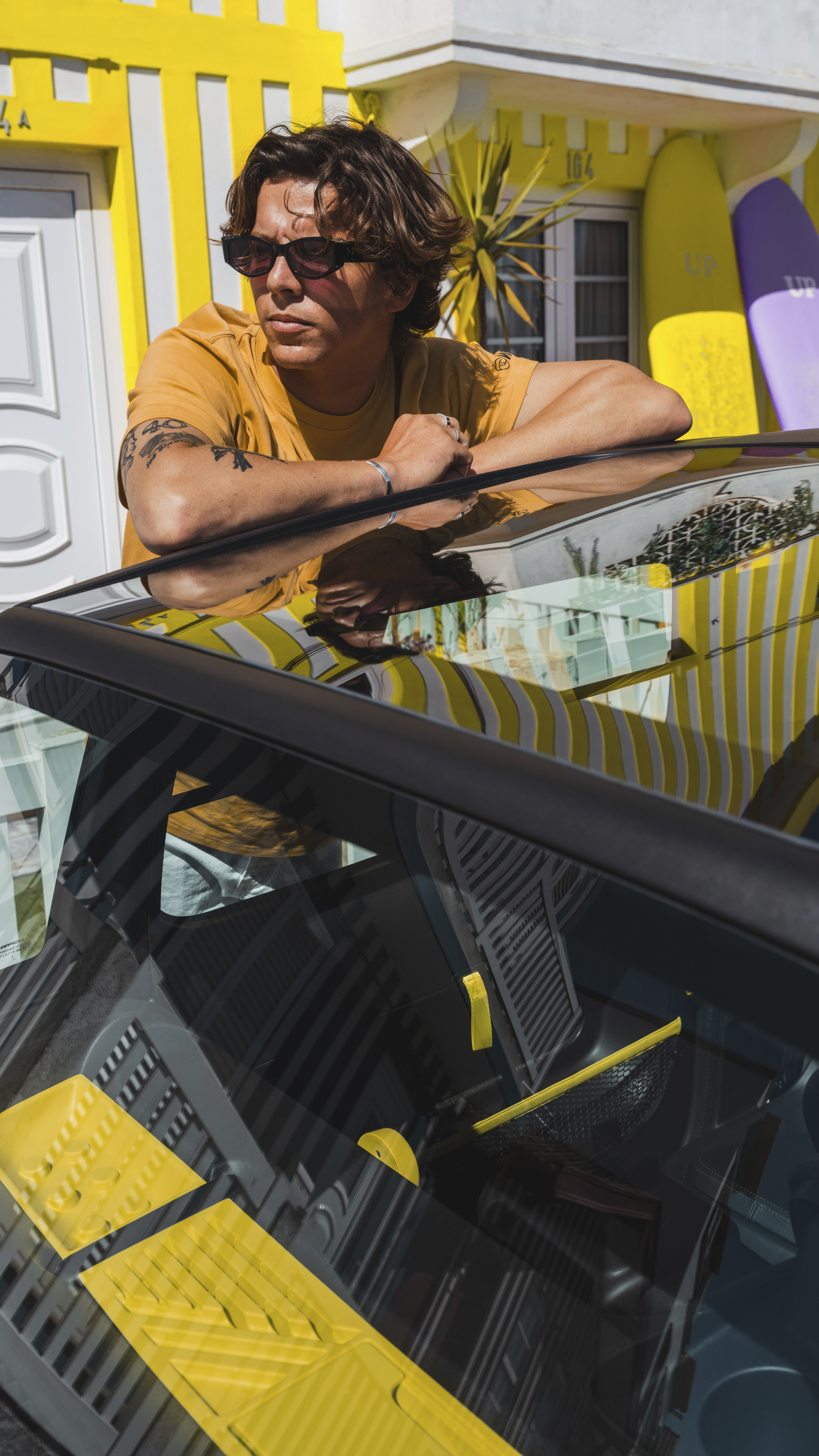 Vista do tejadilho em estilo de vida do Citroën Ami x Rip Curl elétrico sem matrícula, experiência do Citroën Ami para utilizadores de carros elétricos urbanos