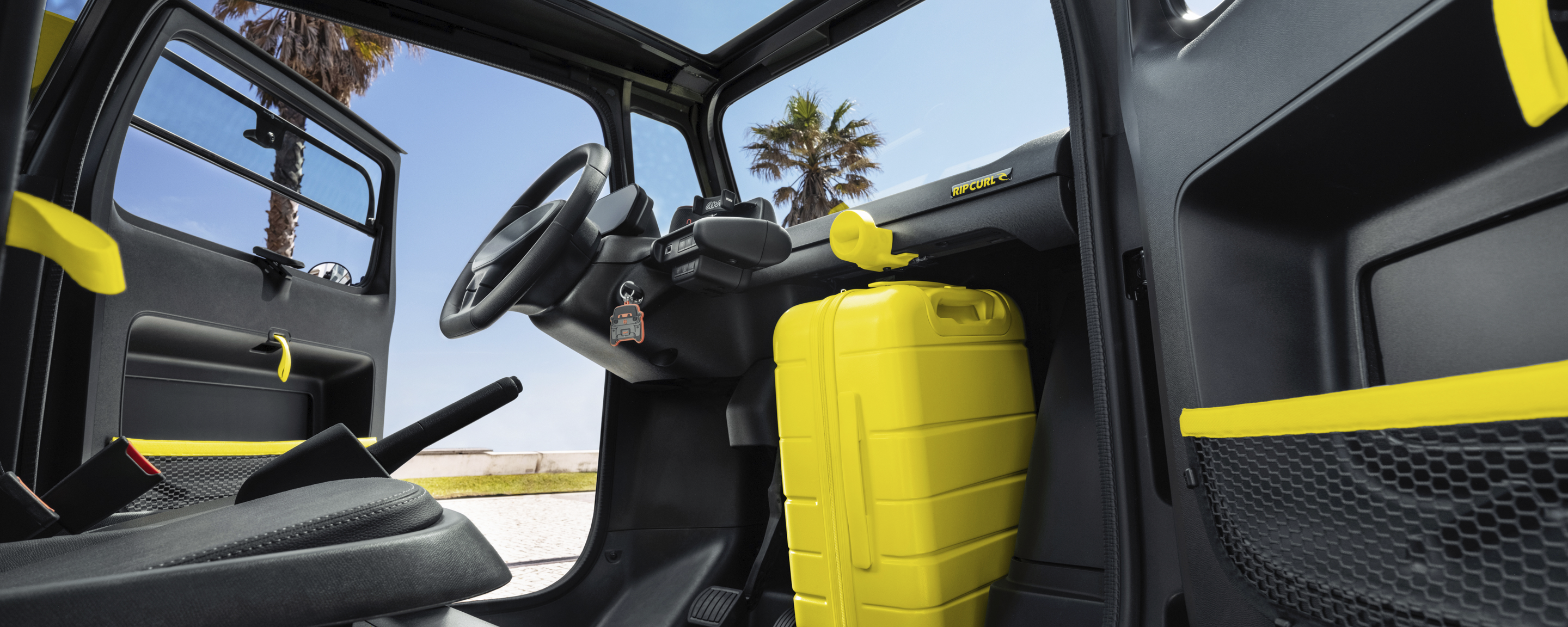 Vista panorâmica do interior do Citroën Ami x Rip Curl elétrico sem matrícula, habitáculo prático do Citroën Ami para carro elétrico urbano