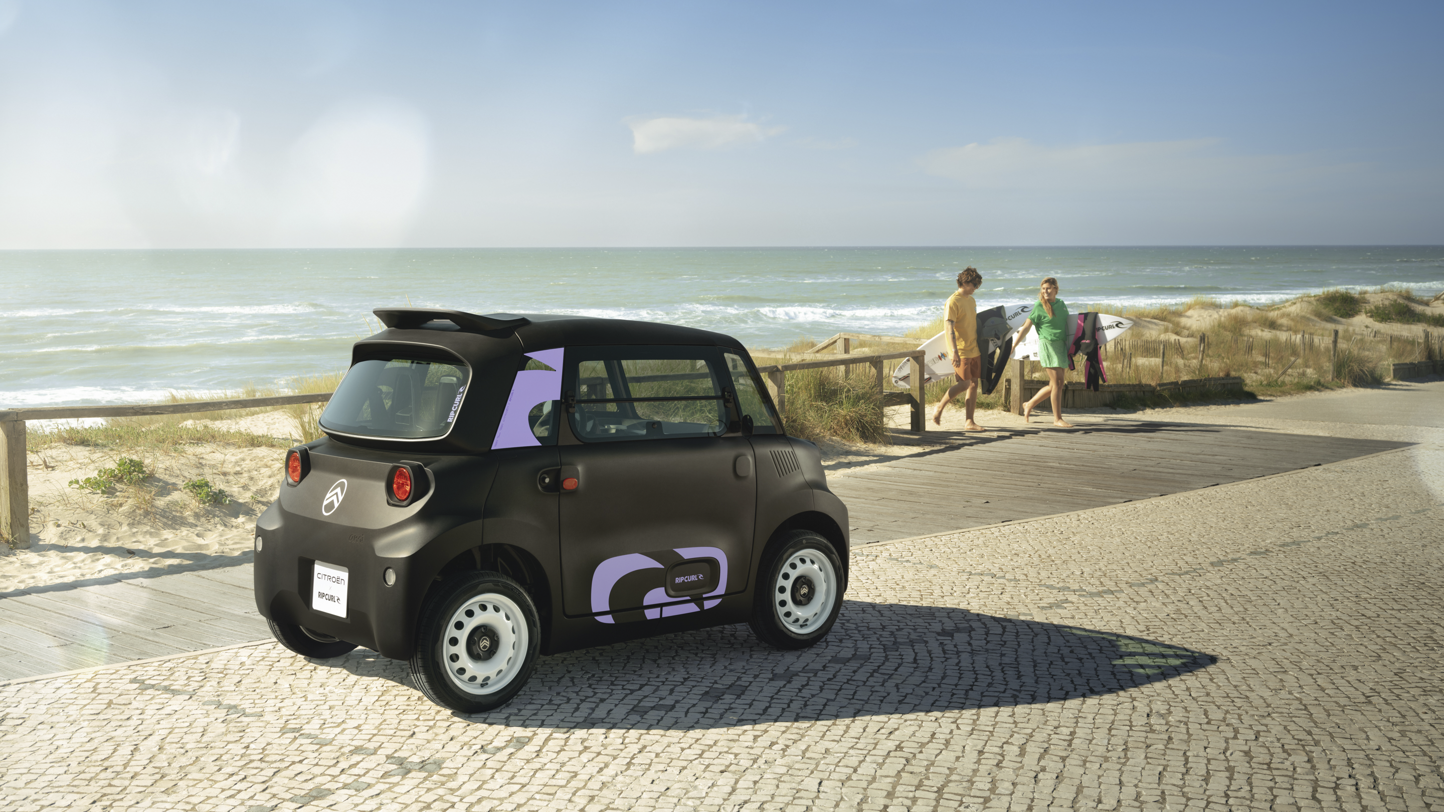 Vista traseira de três quartos do Citroën Ami x Rip Curl elétrico, liberdade costeira do Citroën Ami para mobilidade urbana elétrica