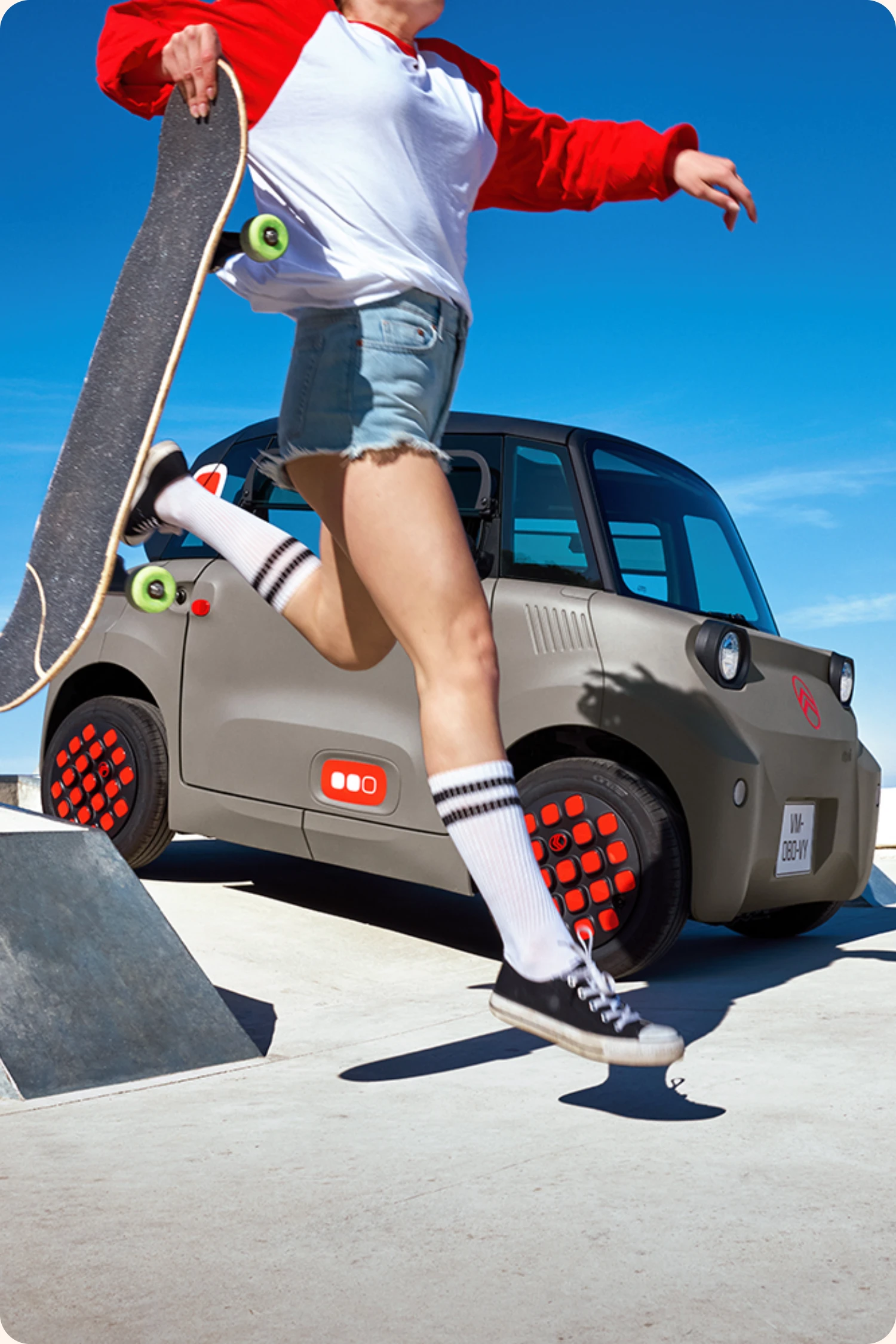 Imagem lateral do Citroën Ami elétrico. O Citroën Ami: condução fácil para um carro elétrico urbano