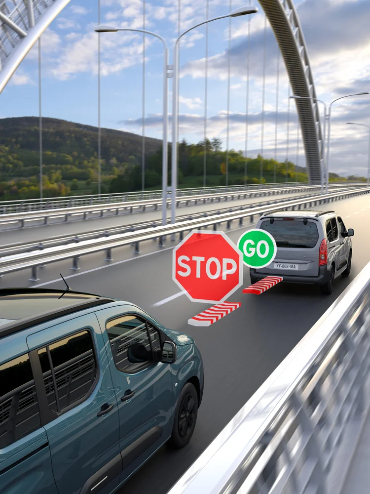 Vista frontal do ë‑Berlingo com Cruise Control Adaptativo Stop & Go, oferecendo uma condução mais confortável e fluida em condições de trânsito intenso.