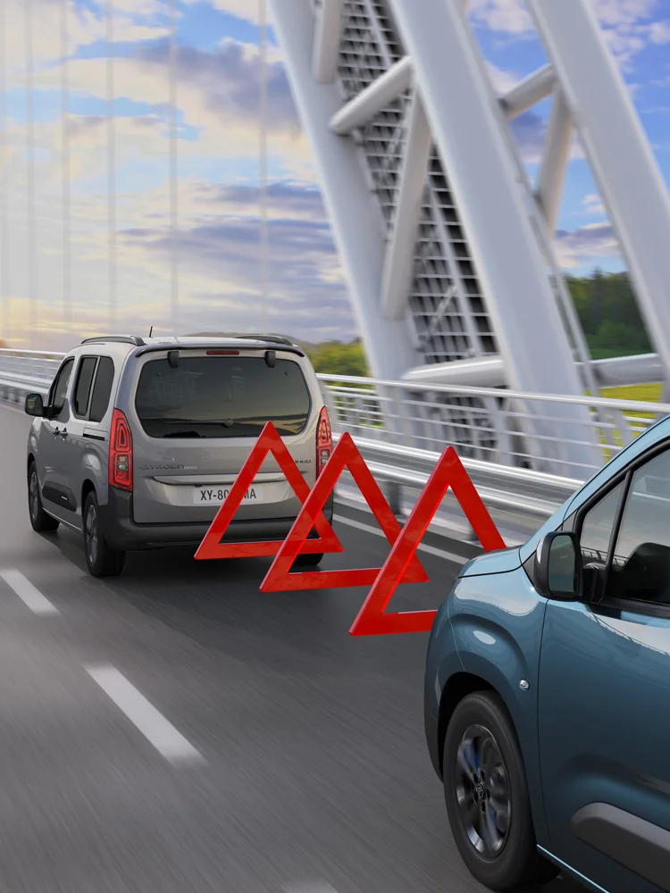 Vista traseira do ë‑Berlingo com Travagem Automática de Emergência (Active Safety Brake), concebida para aumentar a segurança e ajudar a evitar colisões.