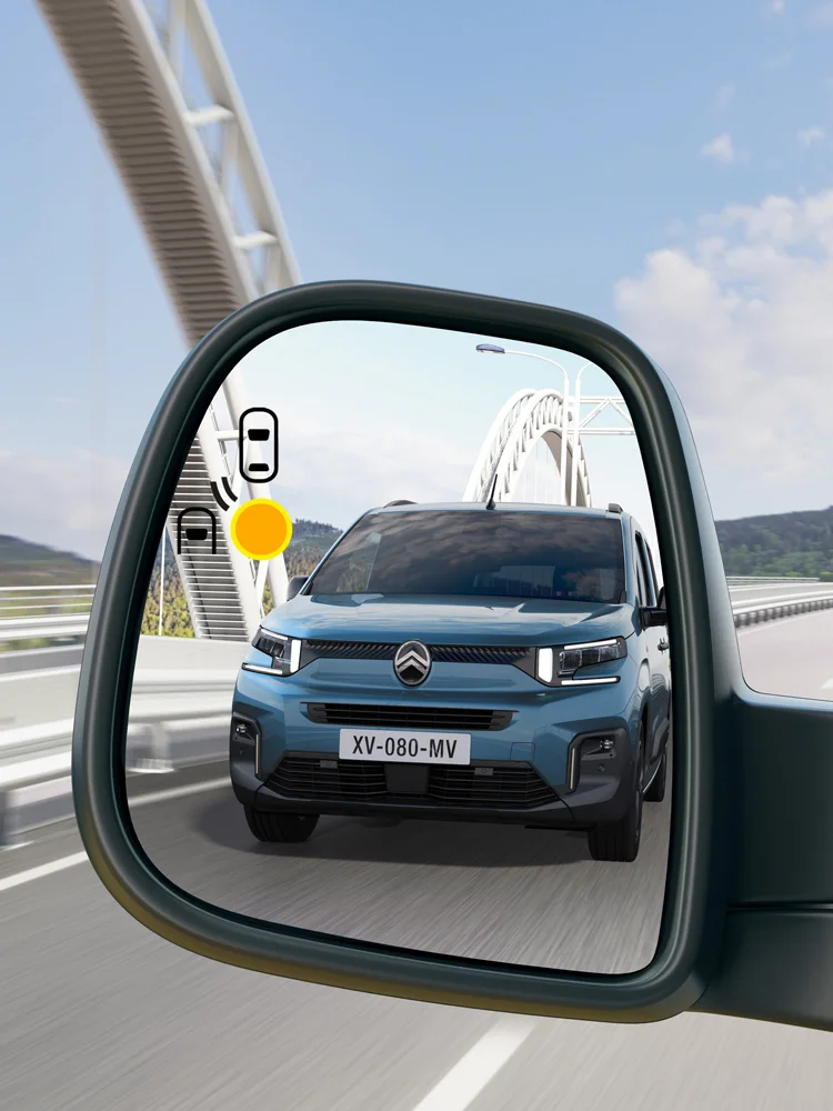 Vista do espelho retrovisor do ë‑Berlingo com Deteção de Ângulo Morto, aumentando a segurança e a confiança nas mudanças de faixa.