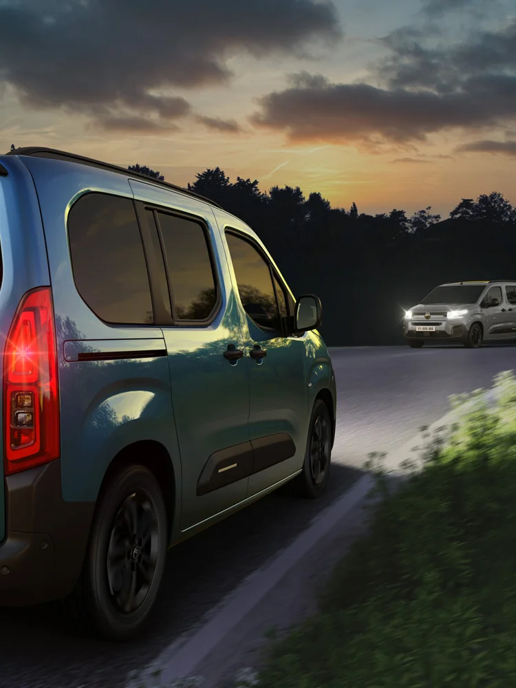 Vista traseira em três quartos do ë‑Berlingo com sistema High Beam Assist, concebido para melhorar a visibilidade e a segurança durante a condução noturna.