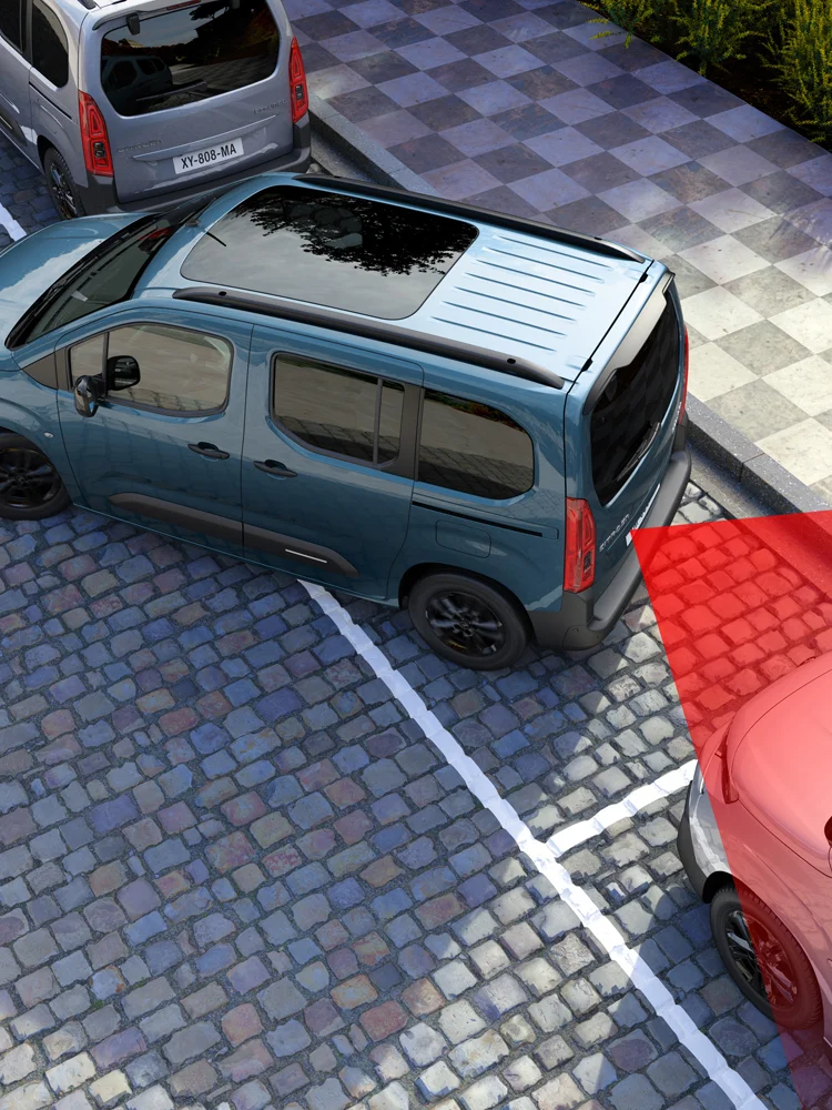 Vista traseira superior do ë‑Berlingo em Azul Kiama com câmara de marcha‑atrás, proporcionando maior visibilidade e apoio nas manobras de estacionamento.