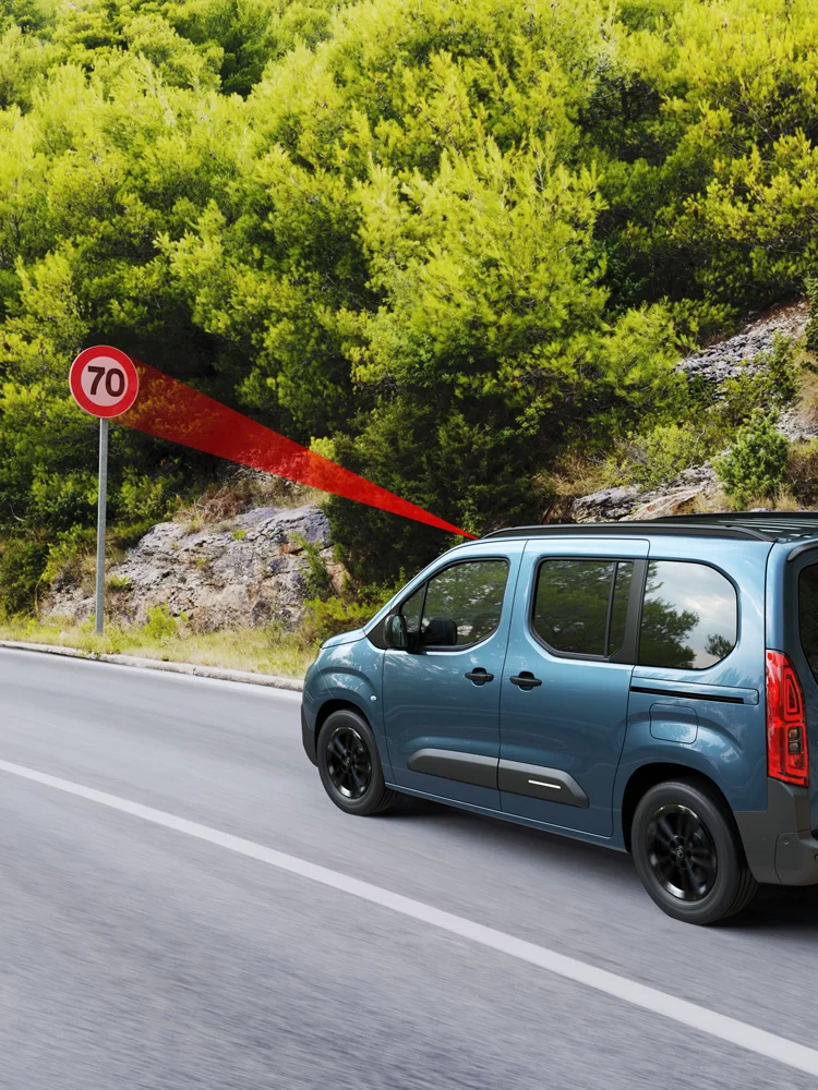 Vista lateral do ë‑Berlingo com Reconhecimento de Sinais de Trânsito, proporcionando maior segurança e apoio à condução.