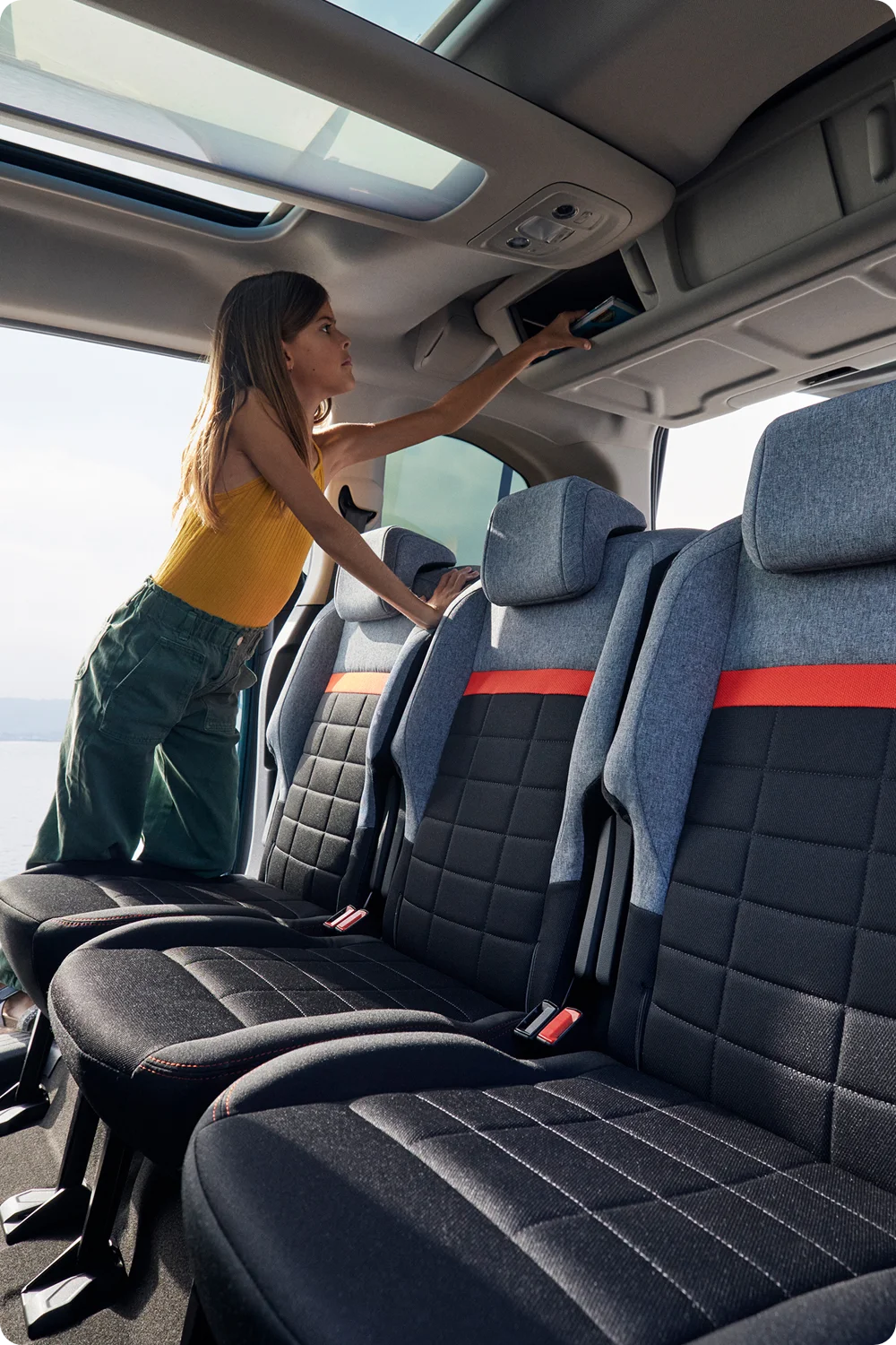 Rear interior view ë-Berlingo highlighting modular seating, comfort, space, safety and improved versatile family use