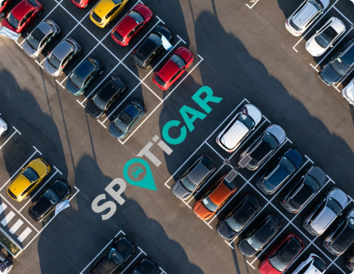 Top view of a parking area filled with vehicles, showing Spoticar Citroën‑approved used Jumpy availability and reliable professional selection.