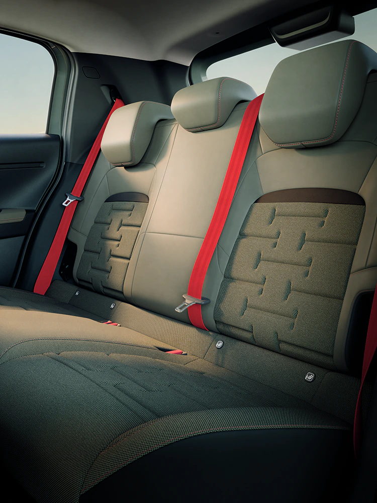 Vista dos bancos traseiros do Citroën C3 Outdoor, que apresenta os bancos Advanced Comfort e o SUV compacto espaçoso para viagens em família