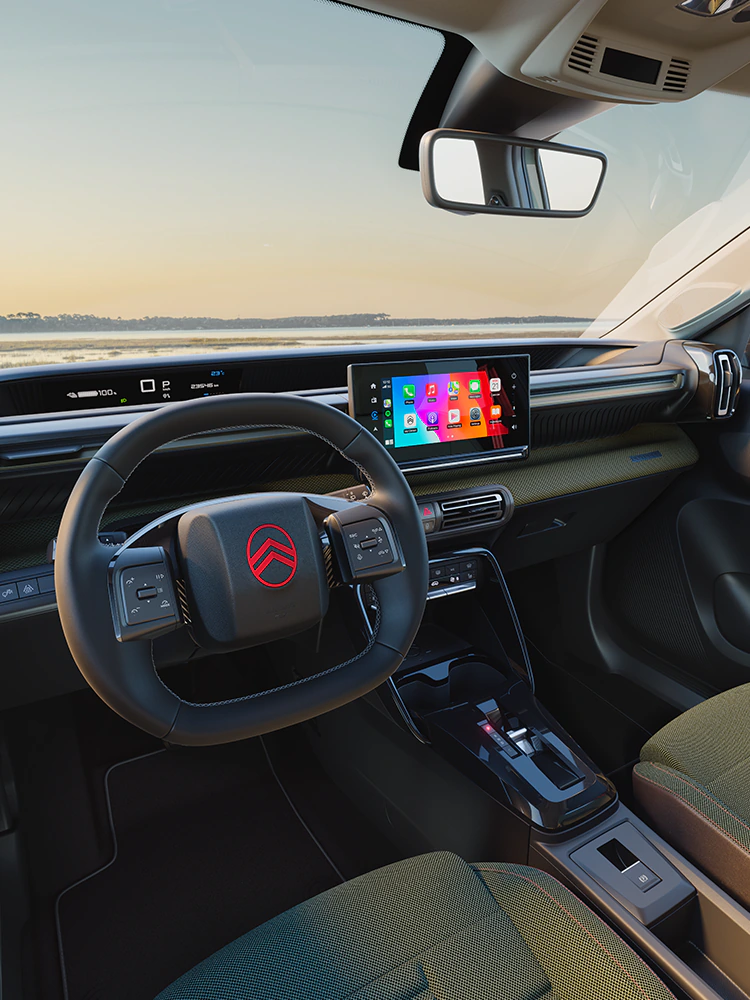Vista do condutor do painel de instrumentos do Citroën C3 Outdoor com ecrã tátil, apresenta a conectividade Advanced Comfort para viagens em SUV compactos
