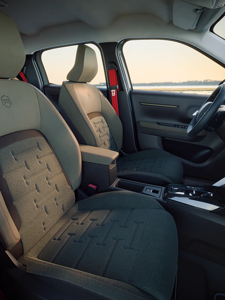 Vista interior dianteira do Citroën C3 Outdoor, que apresenta os bancos Advanced Comfort e o habitáculo espaçoso do SUV compacto para viagens em família