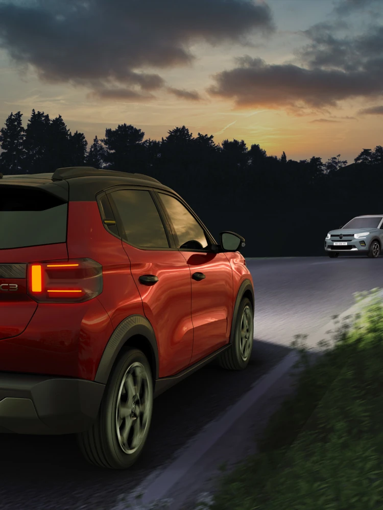 Vista traseira noturna do Citroën C3 SUV, destacando os faróis automáticos para uma mobilidade urbana quotidiana mais segura, confiante e acessível.