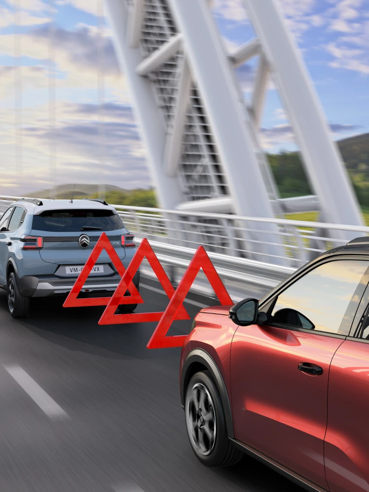 Vista traseira da condução do SUV compacto Citroën C3, ilustrando o alerta de colisão frontal para uma mobilidade urbana quotidiana mais segura, confiante e acessível.