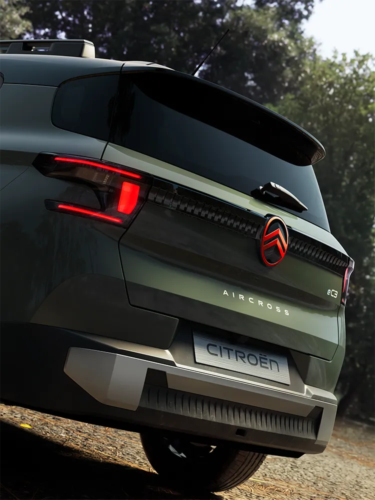 Vista do habitáculo do condutor do Citroën ëC3 Aircross, que apresenta o Head-Up Display, sistema de infoentretenimento com ecrã tátil e conectividade de SUV familiar