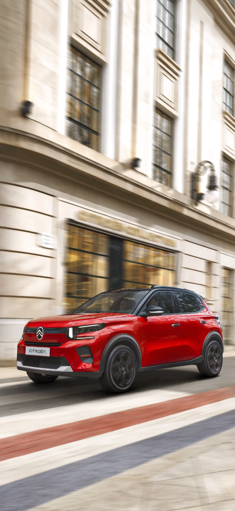 Vista de três quartos à frente do SUV compacto Citroën C3, apresentando um design moderno para uma mobilidade diária segura, eficiente e acessível.