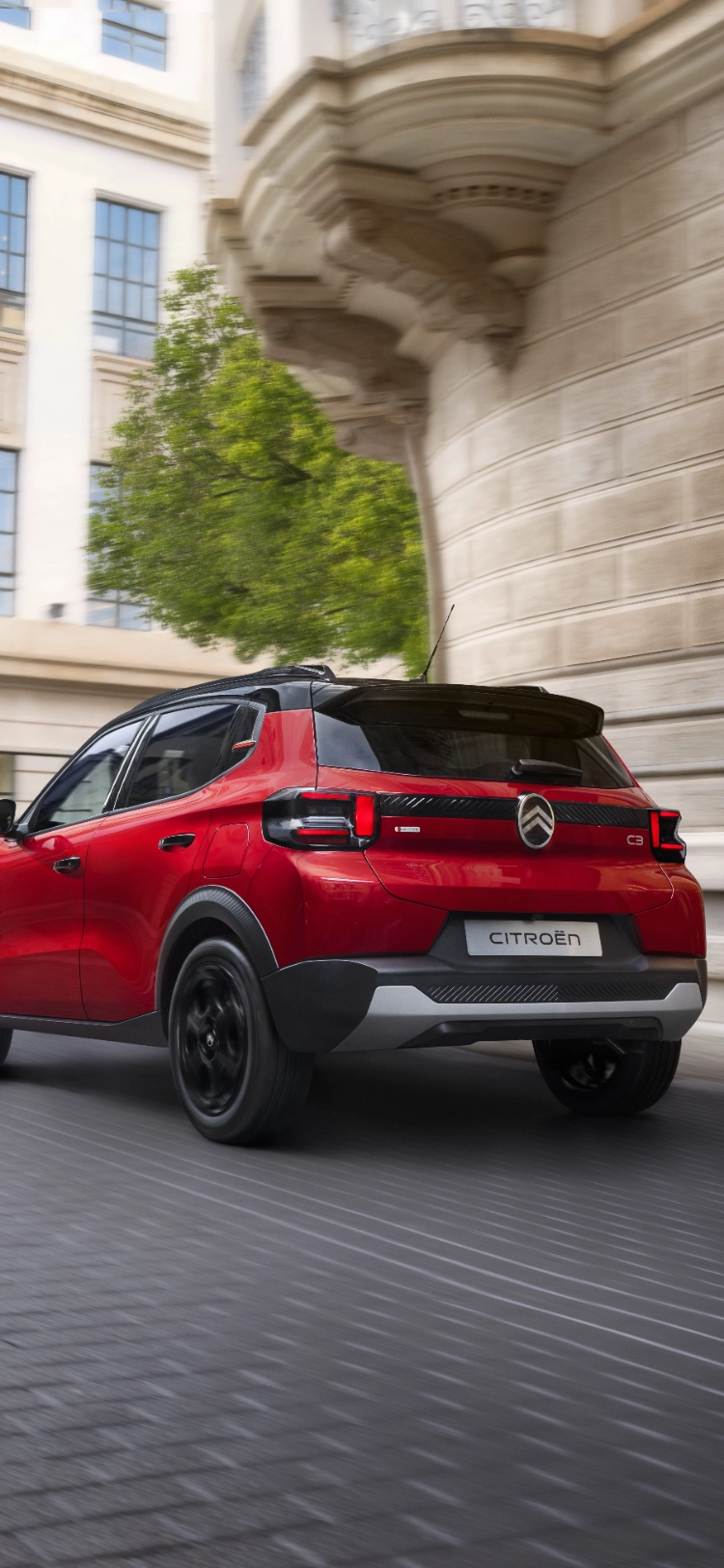 Vista traseira de três quartos do SUV elétrico Citroën ë‑C3, destacando o desempenho ágil na cidade para uma mobilidade suave, segura e acessível.