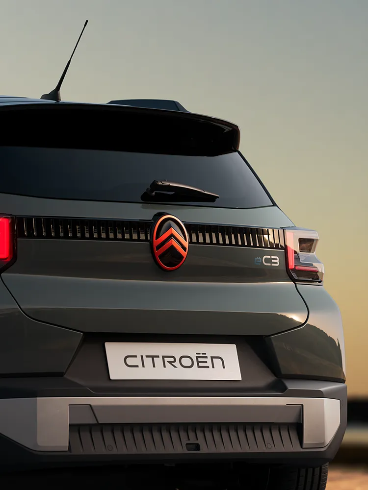 Vista traseira em grande plano das luzes traseiras LED do Citroën C3 Outdoor, apresenta os detalhes de estilo do SUV compacto Advanced Comfort