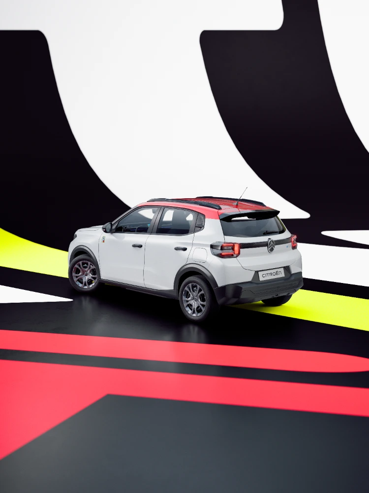 Vista traseira de três quartos do Citroën ë-C3 TONIC, edição limitada, automóvel elétrico urbano, com fundo gráfico arrojado e design compacto, uma alternativa inteligente de veículo elétrico