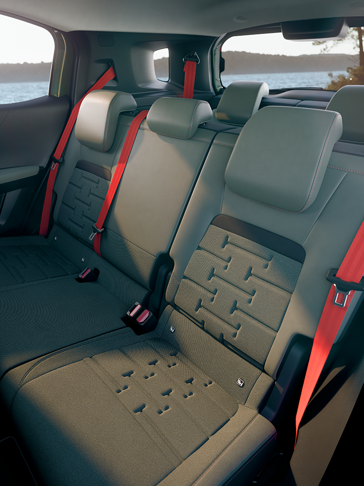 Vista dos bancos traseiros do Citroën ëC3 Aircross, que apresenta bancos Advanced Comfort e um habitáculo espaçoso para os passageiros de um SUV familiar