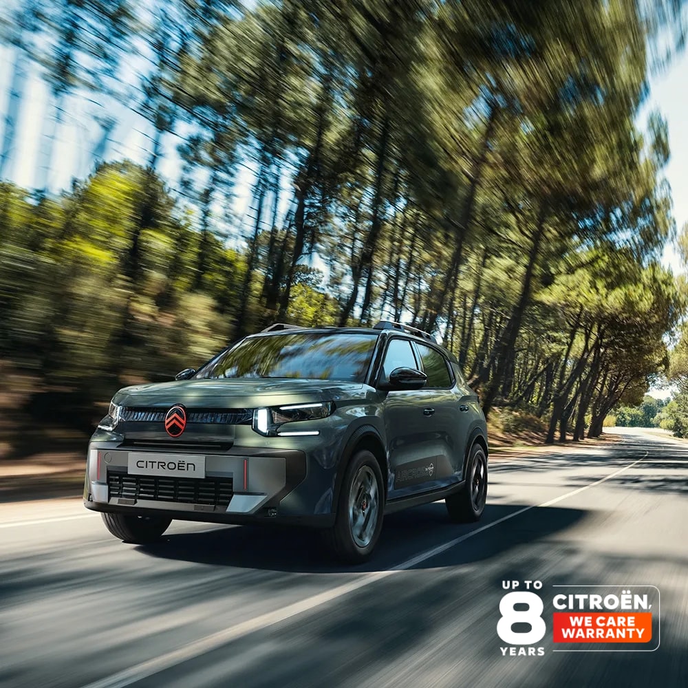 A vista frontal de três quartos do Citroën ë-C3 Aircross Outdoor revela um SUV espaçoso, versátil e confortável, com um estilo inovador para viagens em família