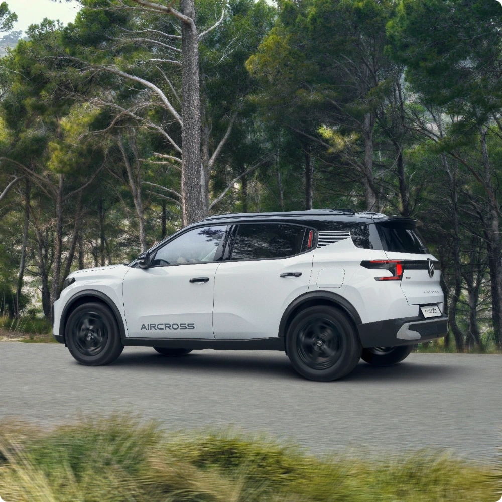 Vista traseira de três quartos do SUV Citroën C3 Aircross Hybrid, destacando o desempenho suave com assistência elétrica para uma mobilidade segura, versátil e acessível.