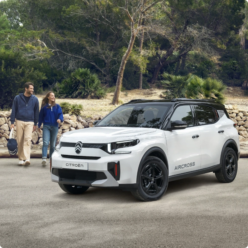 Vista frontal de três quartos do SUV Citroën C3 Aircross Hybrid, ilustrando uma condução assistida eletricamente sem esforço, para uma mobilidade prática, segura e acessível.