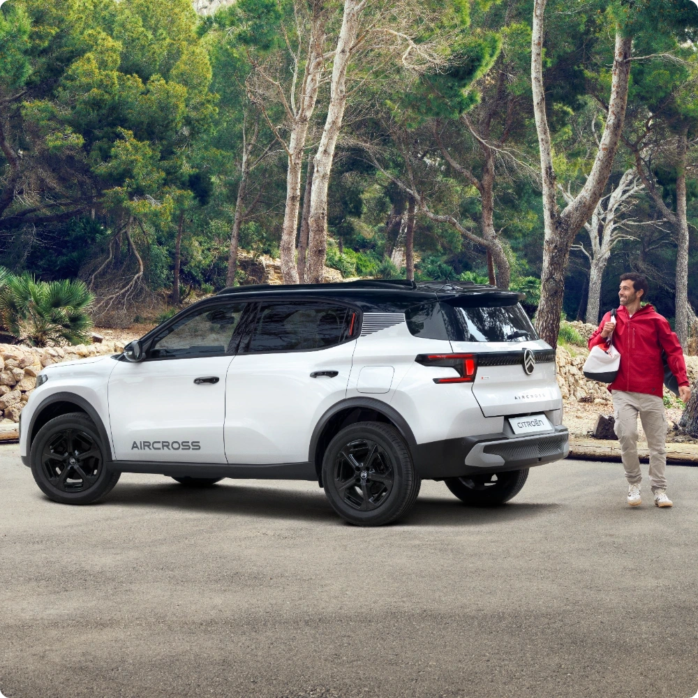 Vista traseira de três quartos do SUV Citroën C3 Aircross Hybrid em conduçãoao ar livre apresentando tecnologia híbrida eficiente para uma mobilidade diária suave, económica e acessível.