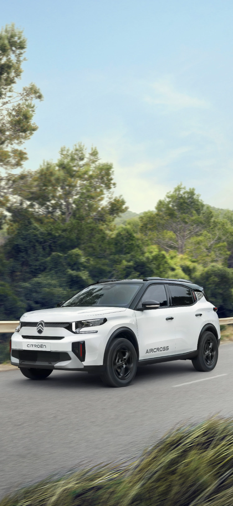 Vista frontal de três quartos do SUV elétrico Citroën ë‑C3 Aircross, destacando uma presença segura na estrada para uma mobilidade suave, eficiente e acessível.