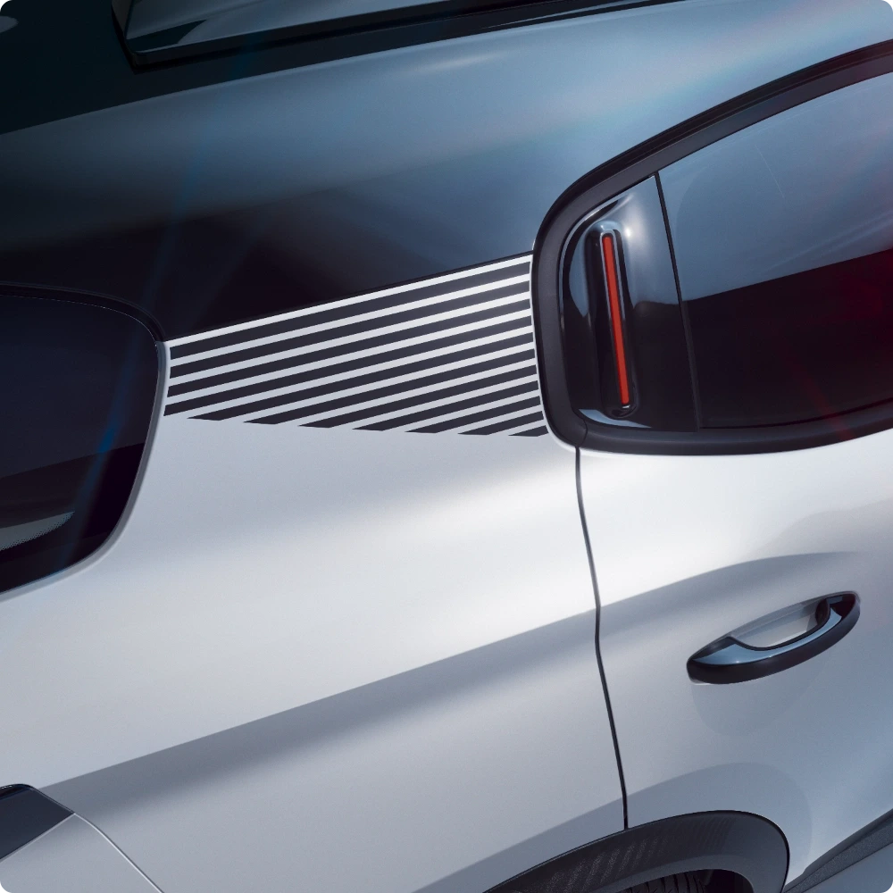 Vista exterior frontal e traseira em três quartos do SUV Citroën C3 Aircross, destacando o estilo robusto para uma mobilidade quotidiana confiante, versátil e acessível.