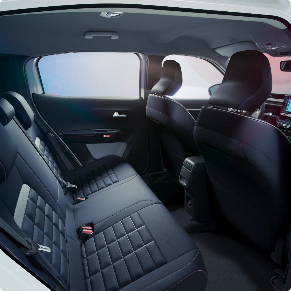 Vista interior traseira do SUV elétrico Citroën ë‑C3 Aircross, apresentando bancos em estilo lounge para uma mobilidade descontraída, espaçosa e acessível.