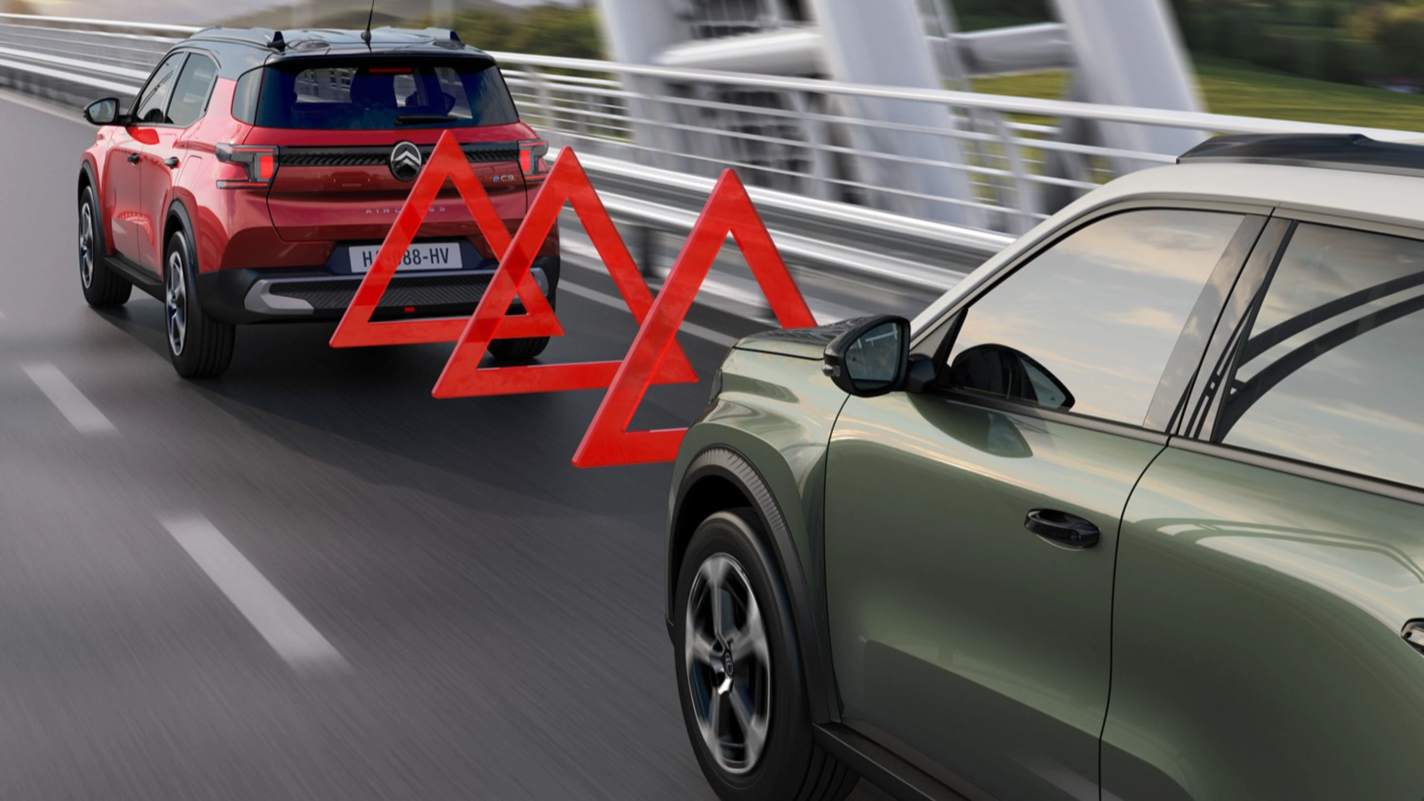 SUV Citroën a detetar um veículo à frente com alertas visuais que ilustram o sistema de aviso de colisão frontal