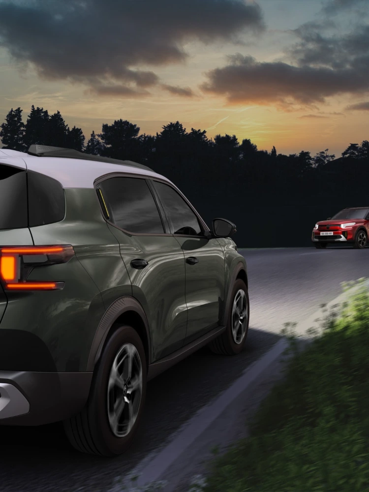 Vista da condução noturna do SUV Citroën C3 Aircross, destacando os faróis automáticos para uma mobilidade diária mais segura, confiante e acessível.