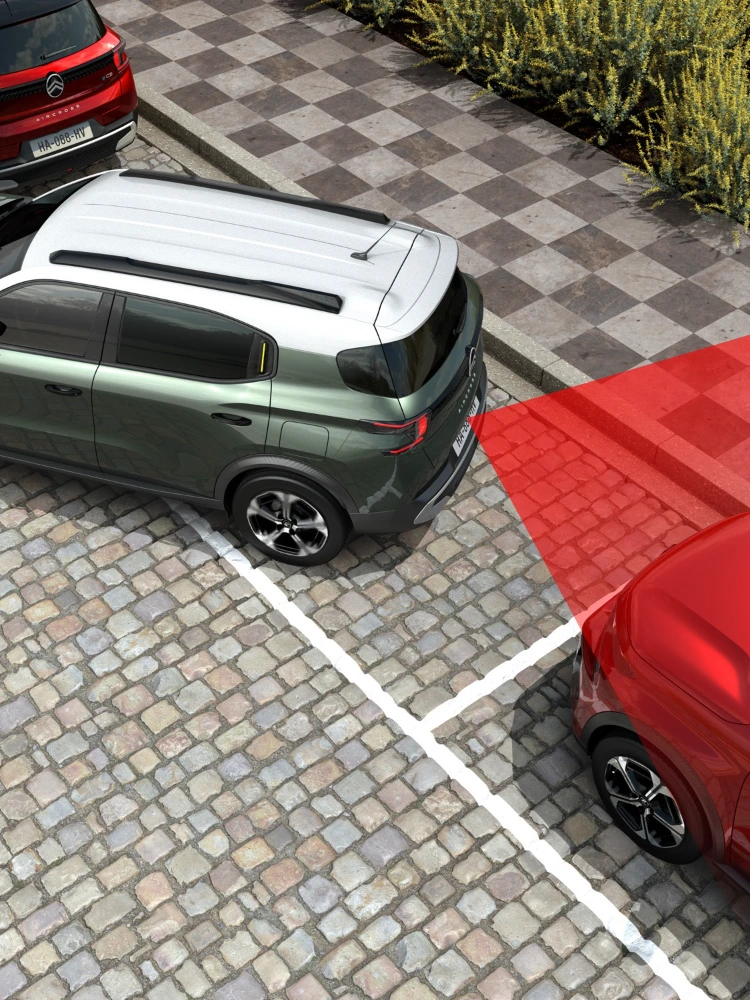 Vista traseira de estacionamento do SUV Citroën C3 Aircross, apresentando o alerta de tráfego cruzado para manobras mais seguras, confiantes e acessíveis.