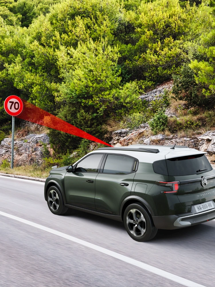 SUV Citroën a detetar um sinal de velocidade de 70 km/h utilizando o Reconhecimento de Sinais de Trânsito e a Recomendação de Velocidade