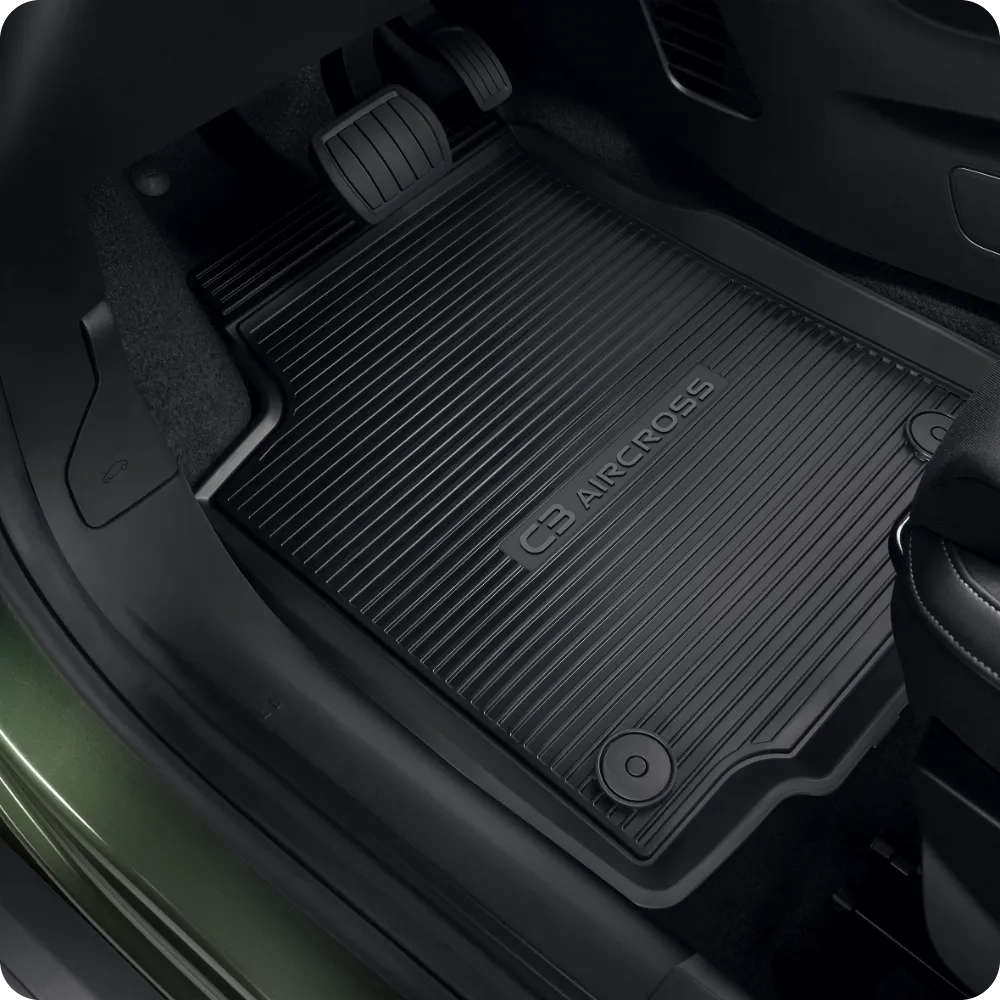 Vista interior em grande plano dos tapetes para todas as condições meteorológicas do Citroën ë‑C3 Aircross, que proporcionam uma cobertura do piso duradoura, protetora e acessível.