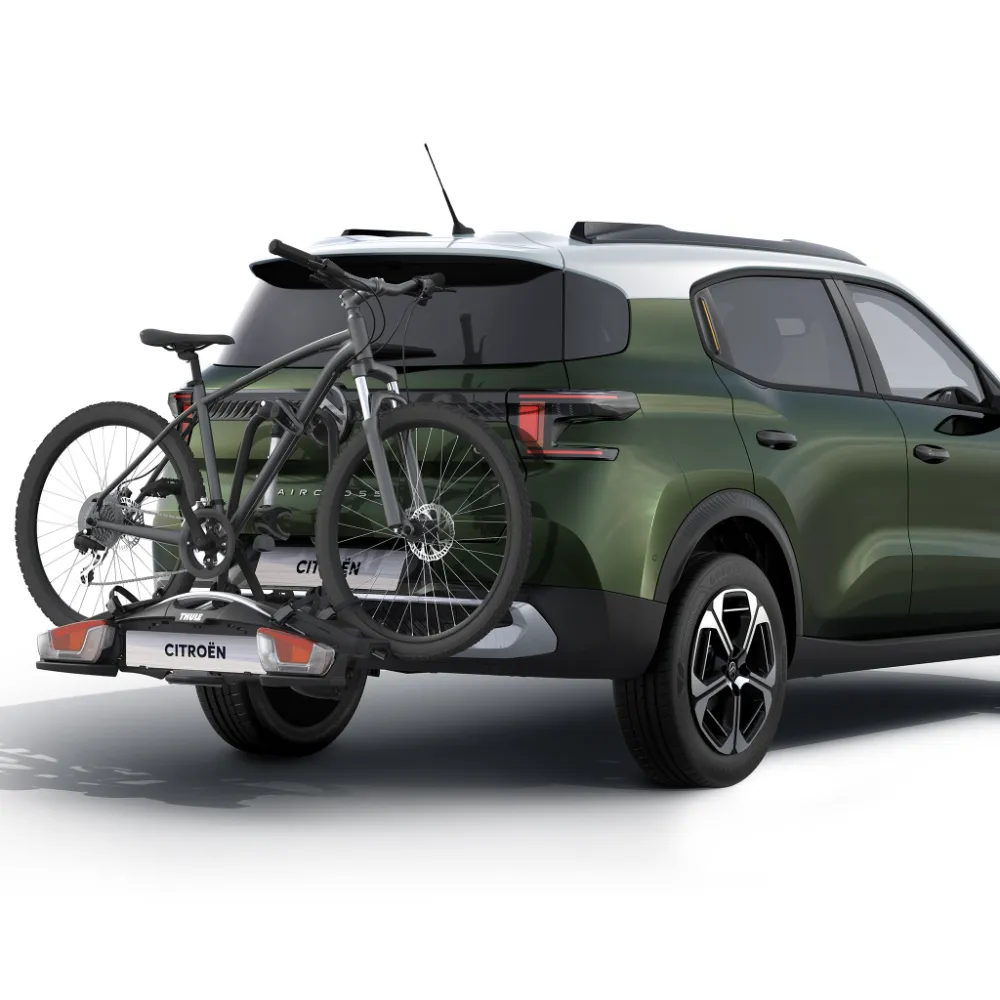 Vista traseira do SUV elétrico Citroën ë‑C3 Aircross com suporte para bicicletas, demonstrando um transporte fácil de bicicletas para uma mobilidade versátil e acessível.